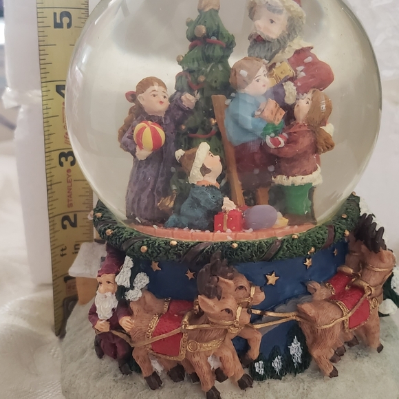 Santa musical snow globe - Picture 4 of 4